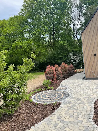Geschwungener Gartenweg mit neuer Bepflanzung