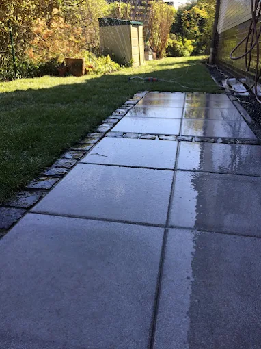 Gartenweg aus großformatigen Steinplatten