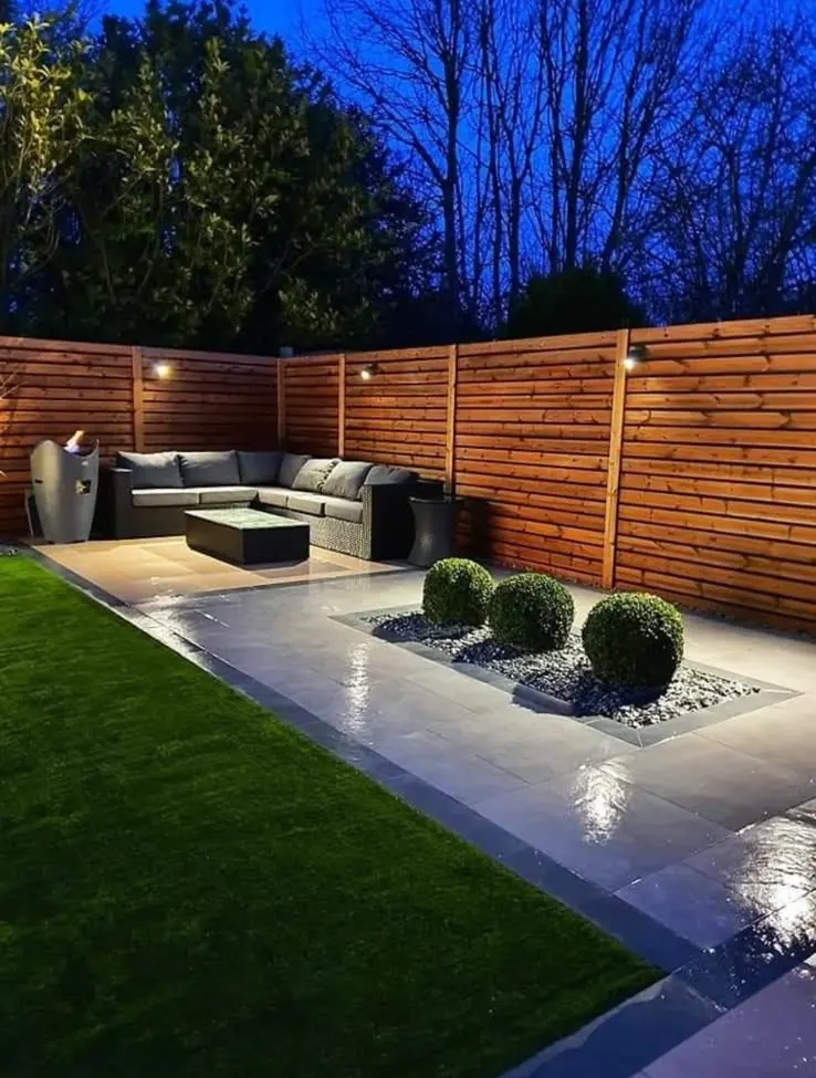 Beleuchtete Gartenterrasse mit Sichtschutz
