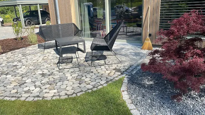 Runder Sitzplatz aus Naturstein im Garten