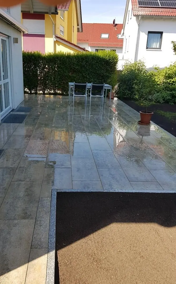 Großzügige Terrasse mit Steinplatten
